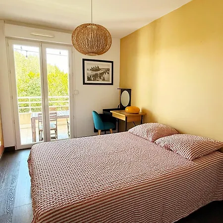 With 2 Bedrooms, Terrace, Pool & Parking Apartamento Antibes