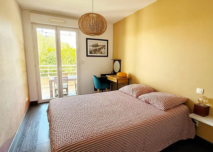 With 2 Bedrooms, Terrace, Pool & Parking Apartamento Antibes