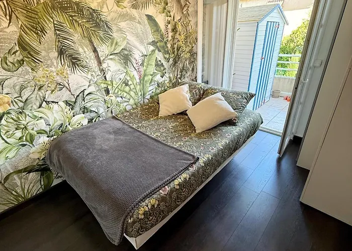 With 2 Bedrooms, Terrace, Pool & Parking شقة أنتيب