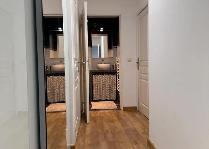 With 2 Bedrooms, Terrace, Pool & Parking أنتيب