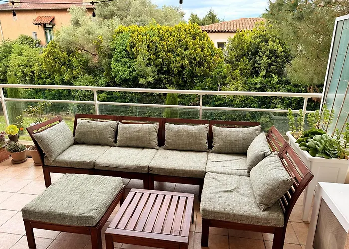 With 2 Bedrooms, Terrace, Pool & Parking شقة أنتيب